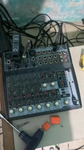 mesa de som behringer 12 canais pegando tudo