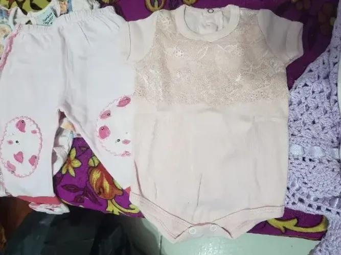 Roupas de bebê, cobertores, coeiros, sapatos
