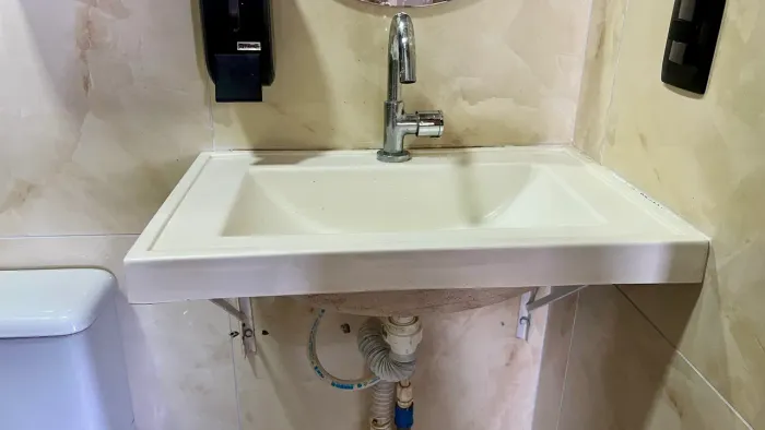 3 Pias ( cozinha, banheiro e lavanderia)