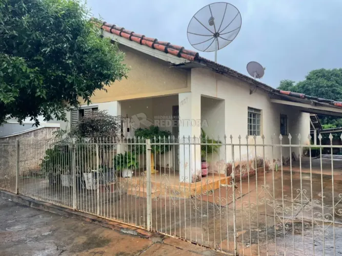 Casa localizada na Rua Brasil em Monte Aprazível/SP
