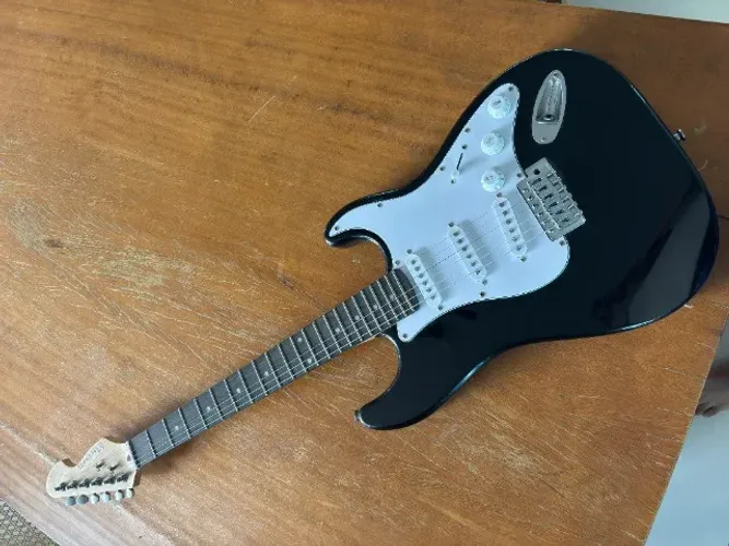 Guitarra Marca: Michael Modelo: GM217N (linha Standard) Tipo: Stratocaster (cor preta, MBK