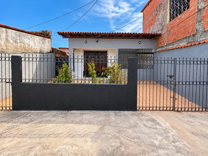 ALUGA-SE CASA RECÉM-REFORMADA NO JOÃO PAULO 