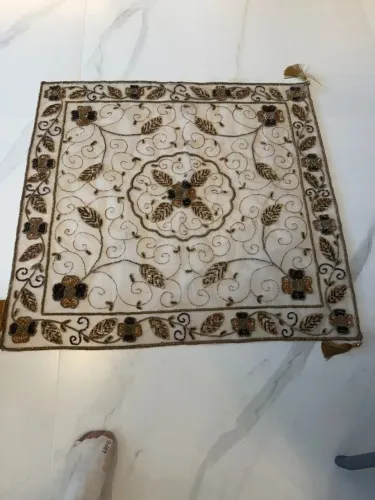 Toalha de Mesa / Manta Decorativa Artesanal Bordada com Pedrarias - Peça Exclusiva