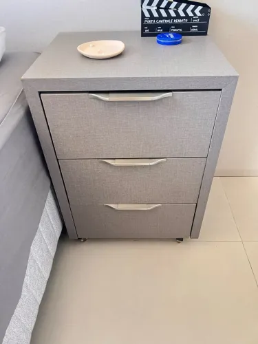 2 mesa de cabeceira 