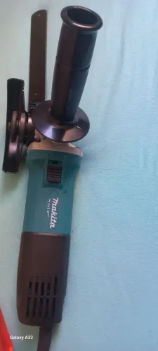 Vendo esmilhadeira makita 220W