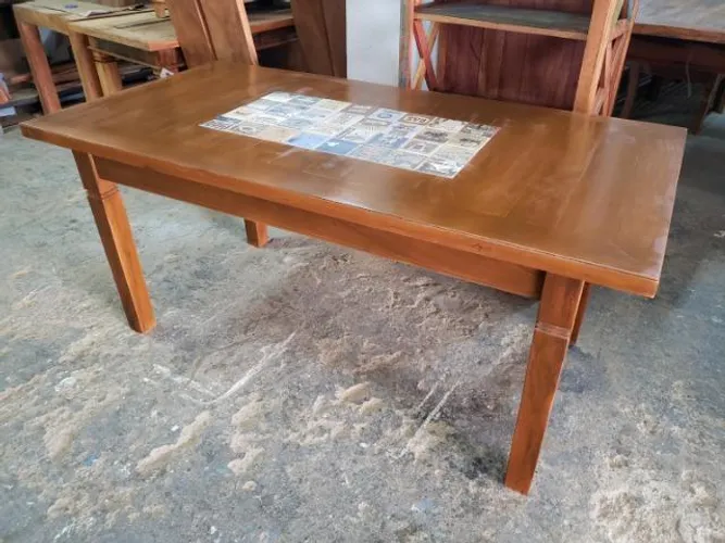 Mesa de Peroba Rosa Maquinada com Azulejo