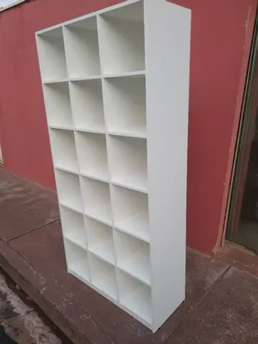Comeia em MDF para loja de roupas 