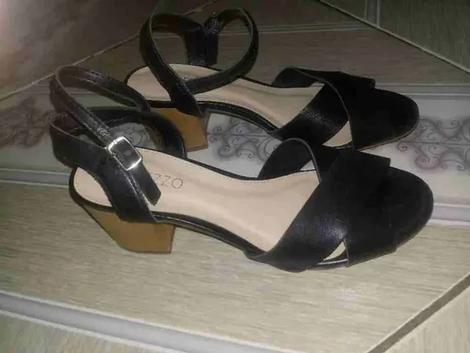 Uma linda sandalia arezzo 35