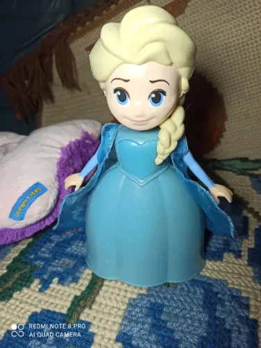 Kit   de  bonecas frozen e outra pelucia florescente 