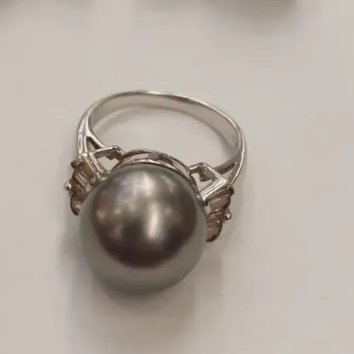 Conjunto de brincos e anel pérola negra e brilhantes 16 mm