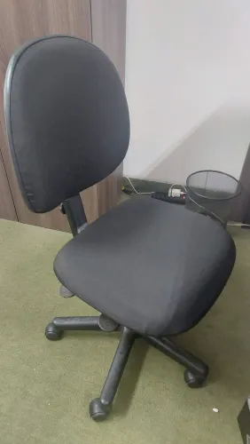 Cadeira de escritório giratória com regulagem no assento e no encosto. Muito confortável.