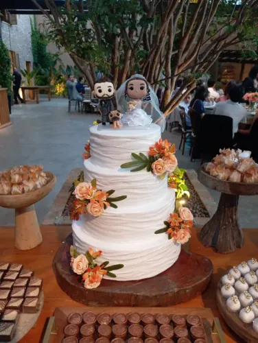 Bolo fake em biscuit para casamento.