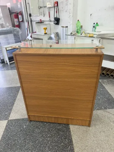 BALCÃO AMADEIRADO COM TAMPO DE VIDRO MDF