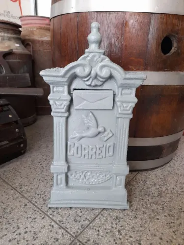 Caixa de correio de ferro fundido antiga