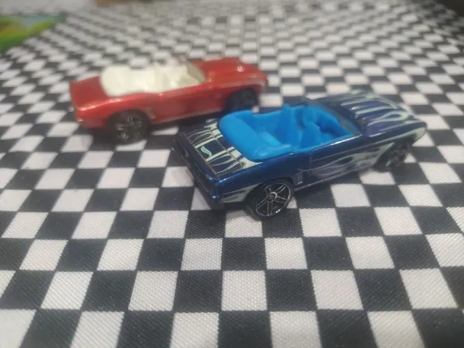 hotWheels 69 Camaro convertible azul e vermelho 