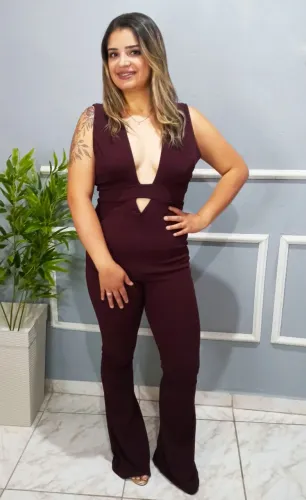 Macacão com Barra Flare e Decote