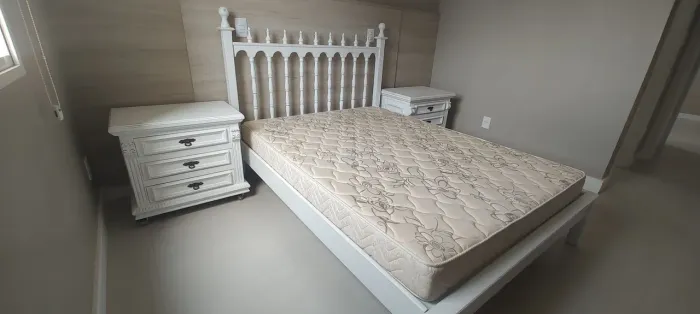 Cama de casal em madeira cerejeira