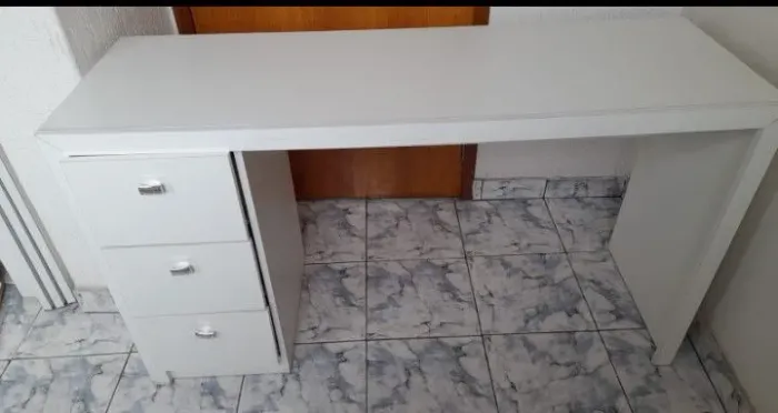 Escrivaninha. Retirar no local, com pagamento em dinheiro.