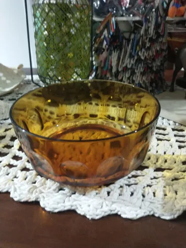 Tigela de vidro âmbar com design vintage Nadir Figueiredo 