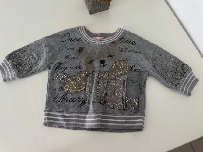 Blusa de Moletom Infantil com Detalhes de Strass