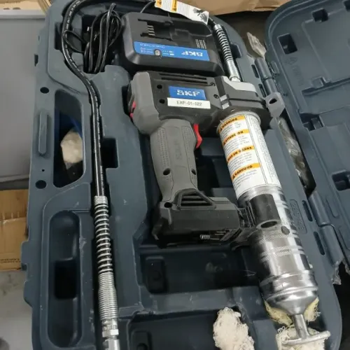 Pistola de Graxa Acionada por Bateria SKF TLGB 20 com Bomba com Abastecimento LAGF 18 SKF