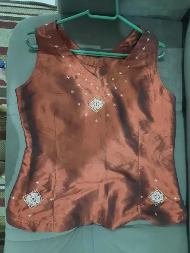 Blusa de Seda Bordada - Elegância e Conforto