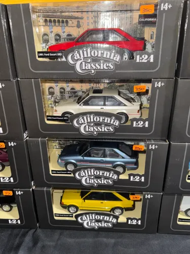 Miniatura Ford Escort XR3 escala 1/24 Coleção Califórnia Classics