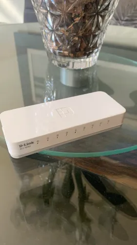 Switch de rede D-Link modelo DES-1008C. 
