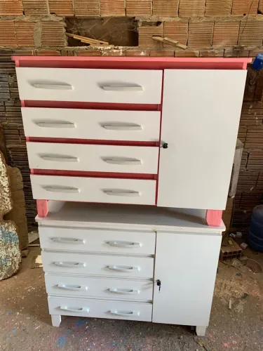 Armário/Guarda-Roupa Branco com Detalhes em Rosa