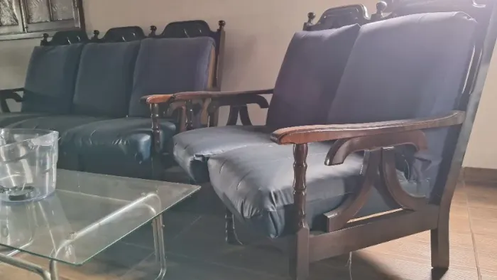 SOFA 2 E 3 LUGARES ANTIGO COLONIAL DE MADEIRA COM ALMOFADAS SOLTAS