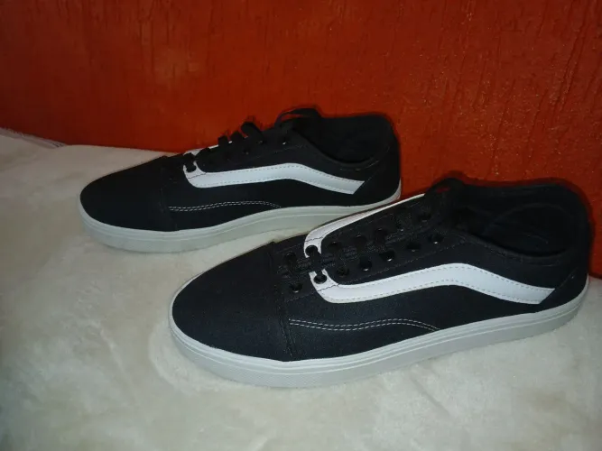 tênis Polo preto e branco.