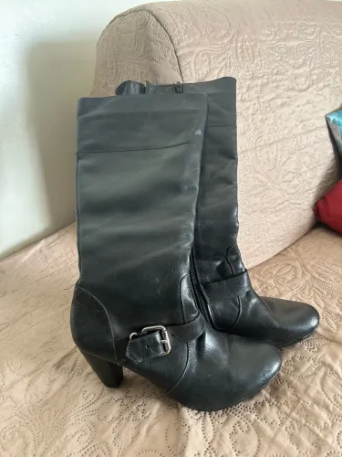 Bota Feminina Cano Longo Preta com Detalhes