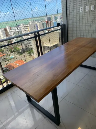 Mesa com base em metalon