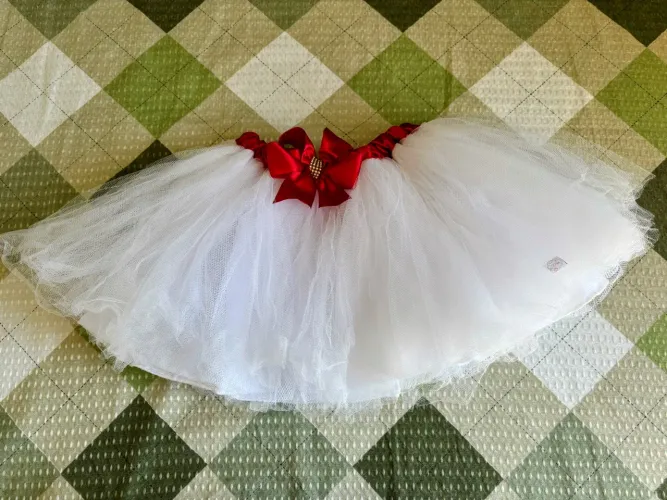 Saia de tule branca com laço vermelho