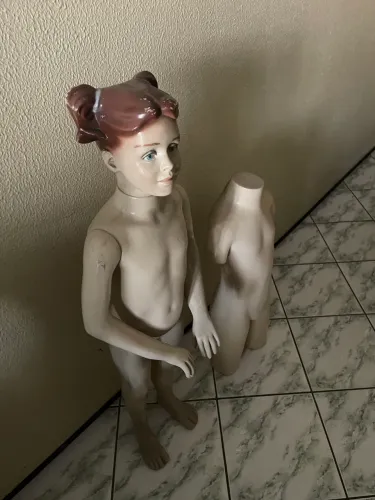 Dois manequins infantis 