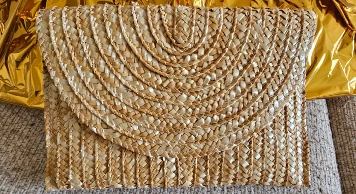 Carteira/Bolsa de mão (clutch) de palha natural forrada e com fecho magnético. 