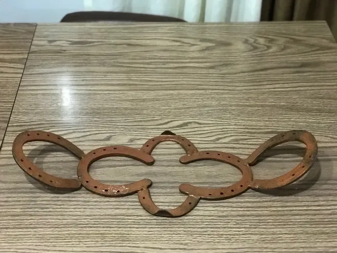 Suporte de ferradura para travessa 