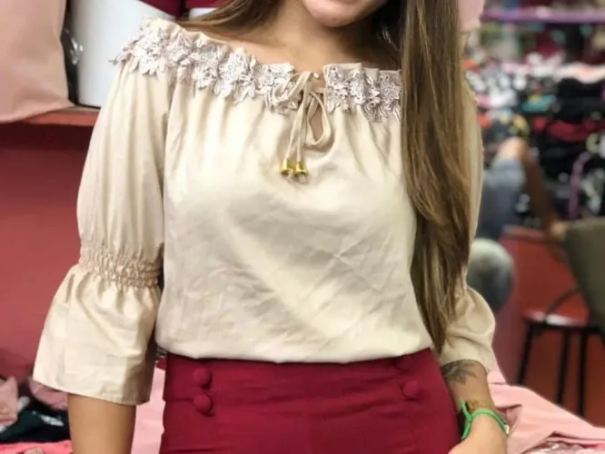 Blusa feminina off-shoulder com renda