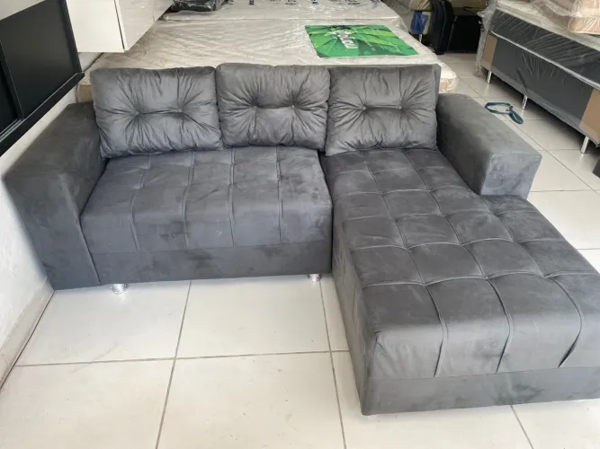 Sofá chaise com puff de brinde