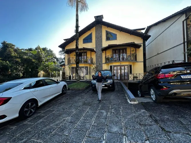 Casa em condomínio com 4 suítes no Comary - Teresópolis/RJ.