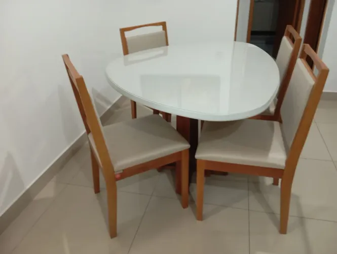 Mesa nova com cadeiras de madeira 