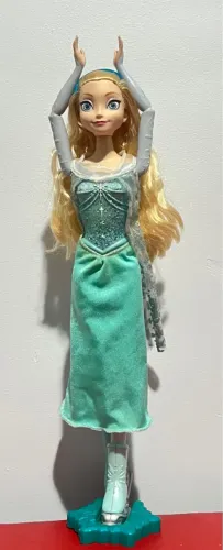 Boneca Elsa Disney patinadora. Original/usado.