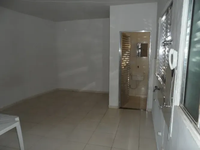 Quitinete alugo, zona 06, Maringá PR Possui 01 cômodo grande e banheiro