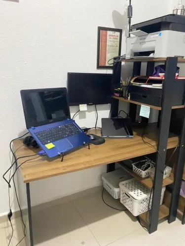 Conjunto escrivaninha + estante industrial preto e madeira - 1 ano de uso