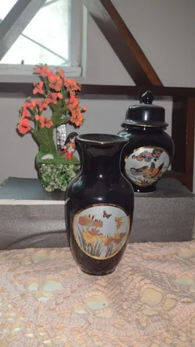 Par vasinhos + boneca japonesa porcelana no vasinho lindos e antigos para colecionadores