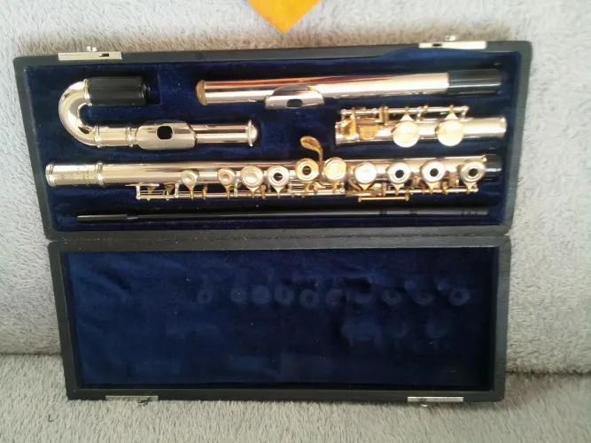 Vendo Flauta Transversal Yamaha YFL - 2718<br><br>Semi-nova<br><br>Interessados me chamem no PV.