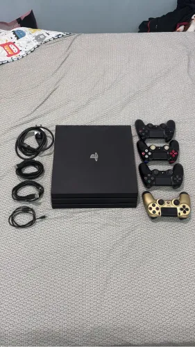 Ps4 Pro c/ 02 controles pretos originais.