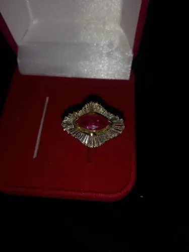 Vendo anel de ouro e Rúbi, cravejado de diamantes