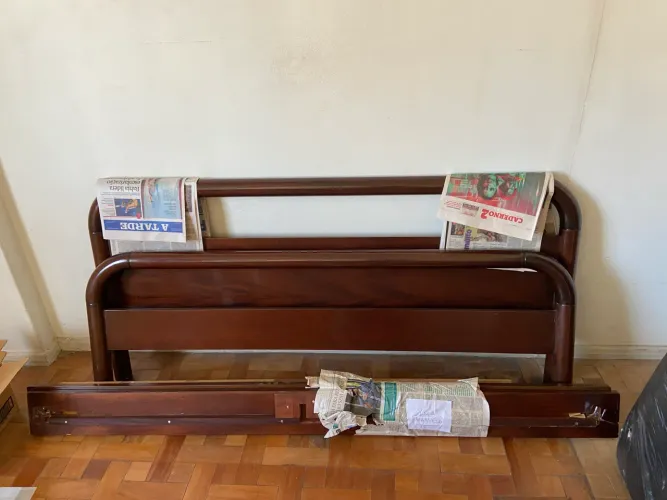 Cama de casal lindíssima em madeira