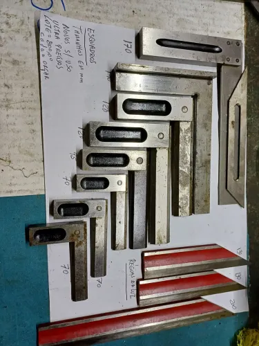 Esquadros ,regua de luz,compasso ,todos em aço.